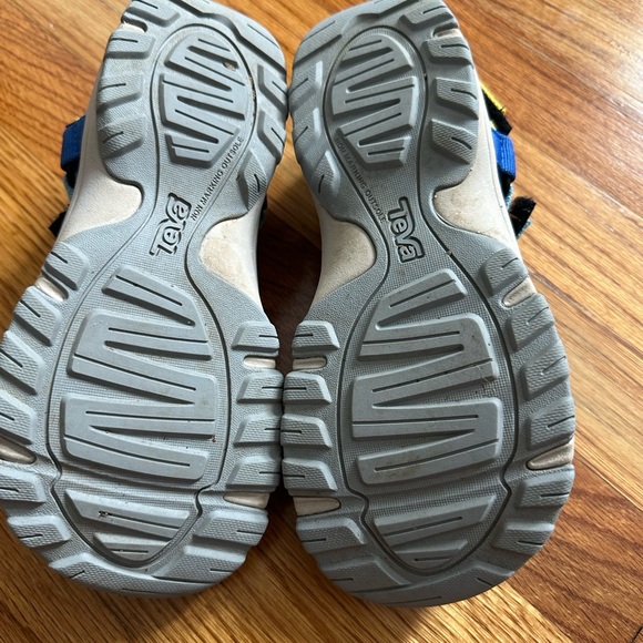 Teva Outflow Universal Water Shoe | Kids size 3 | Rainbow - Picture 6 of 6
